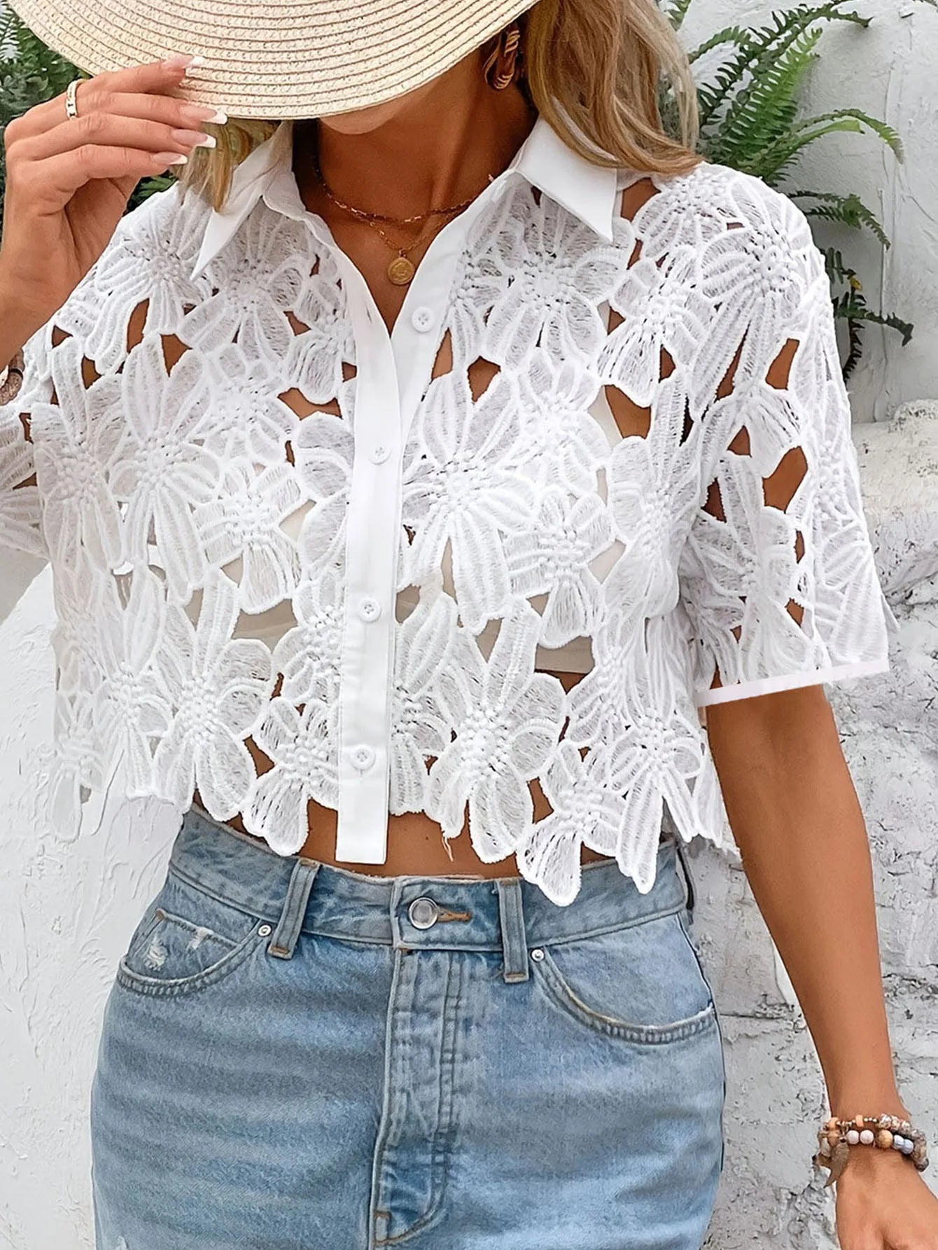 Camisa Cropped em Renda Bordada de Verão