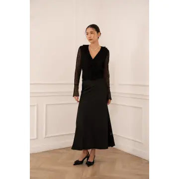 Blusa de Renda com Decote em V e Folhos