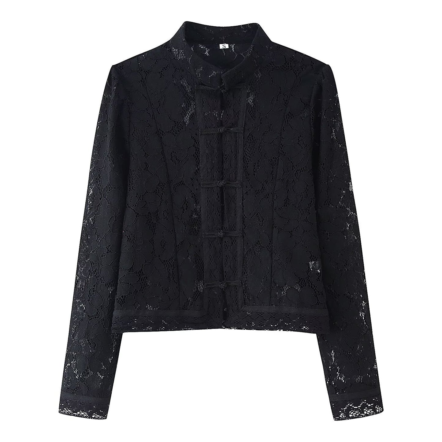 Camisa justa com gola alta em croché de renda, adornada com fivela