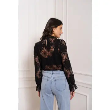 Blusa de Renda Gola Alta
