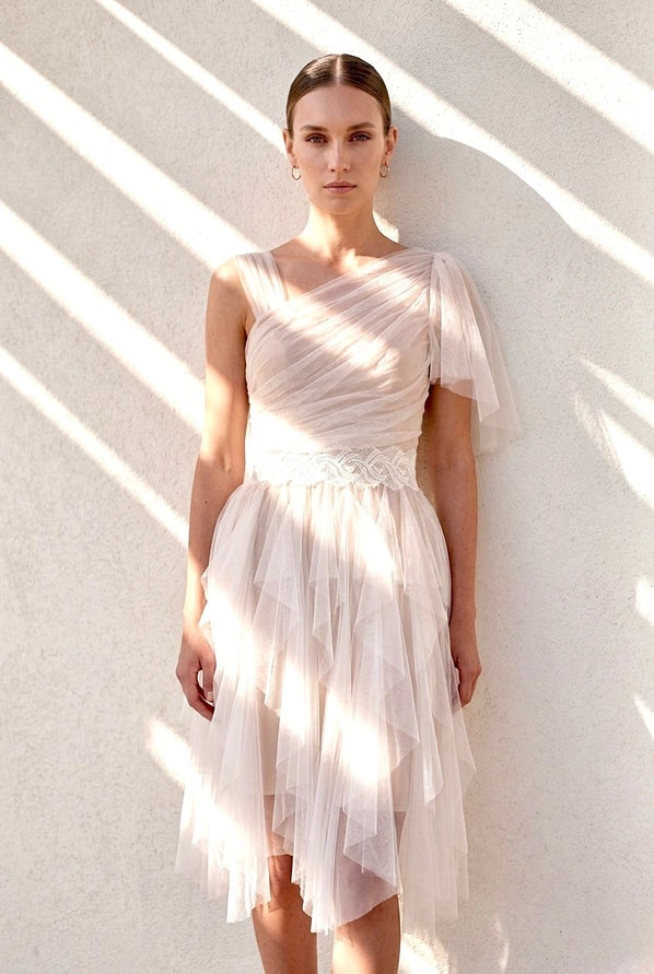 Vestido Pétala de Primavera Assimétrico
