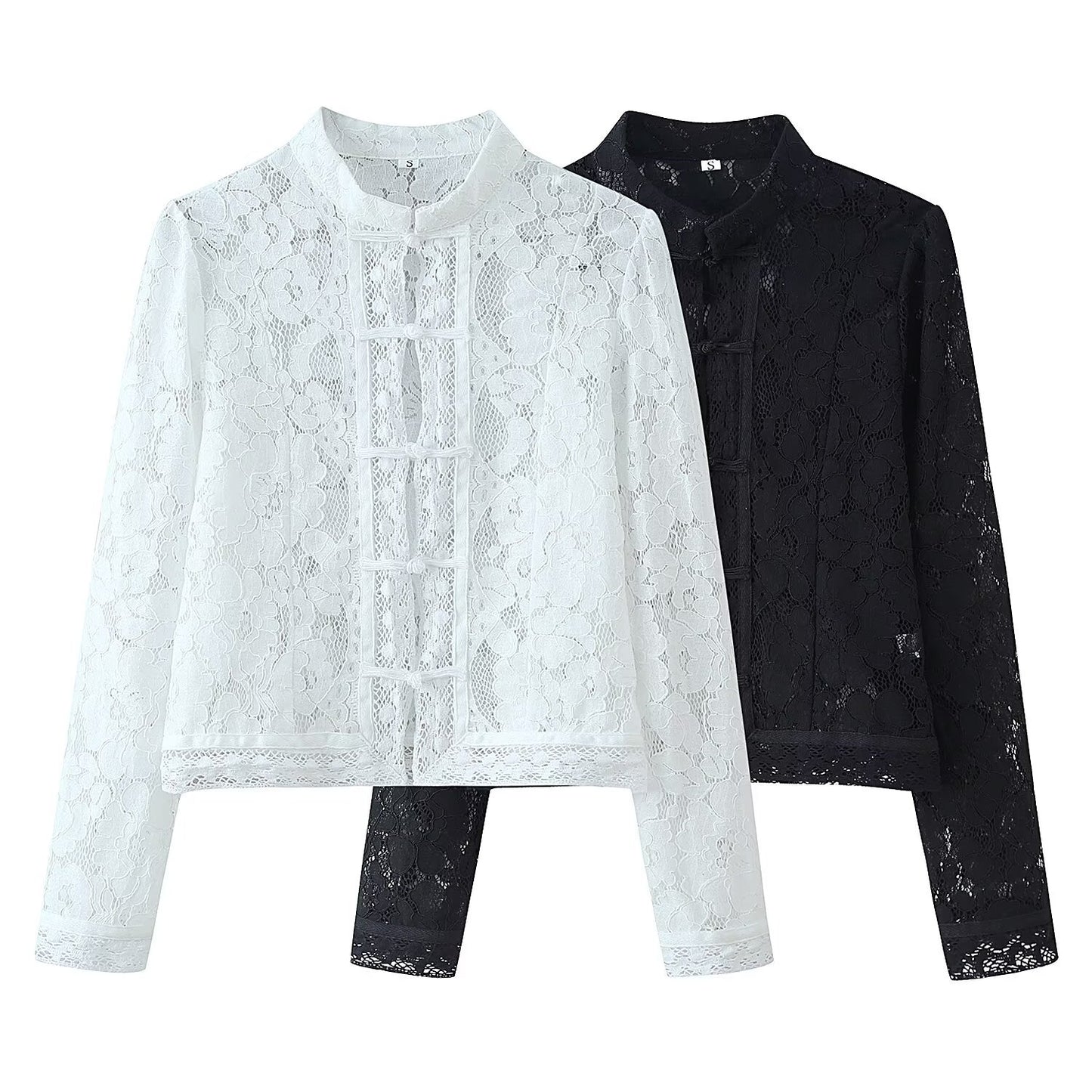 Camisa justa com gola alta em croché de renda, adornada com fivela
