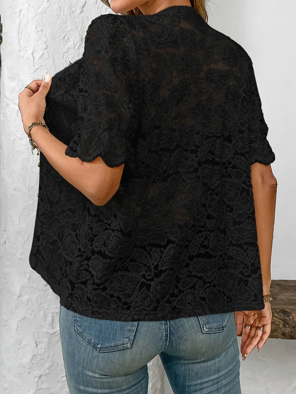 Camisa de renda com botões e mangas curtas
