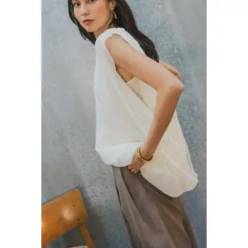 Blusa Fluida Plissada com Decote Redondo e Mangas Capa
