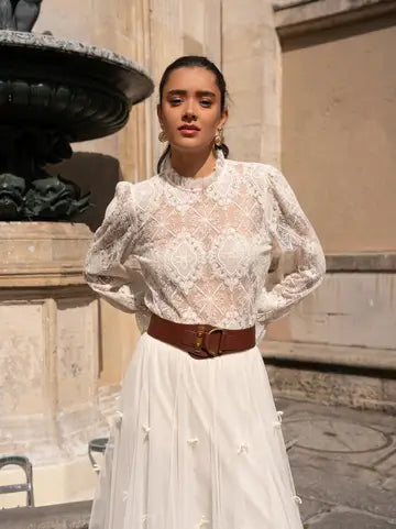 Blusa de Renda Gola Alta