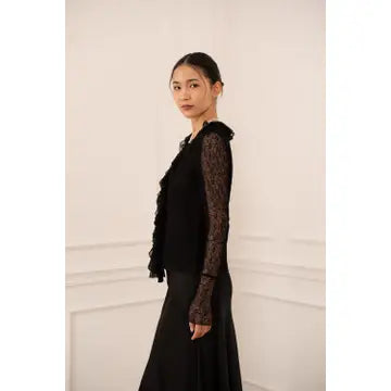 Blusa de Renda com Decote em V e Folhos