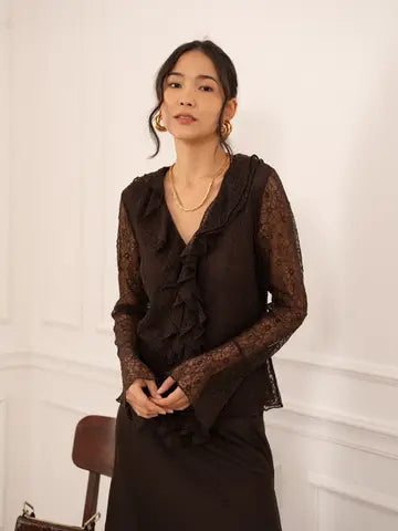 Blusa de Renda com Decote em V e Folhos