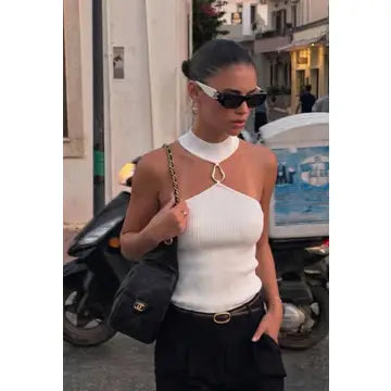 Top de Malha Canelada Rosa com Decote Halter e Fivela Metálica