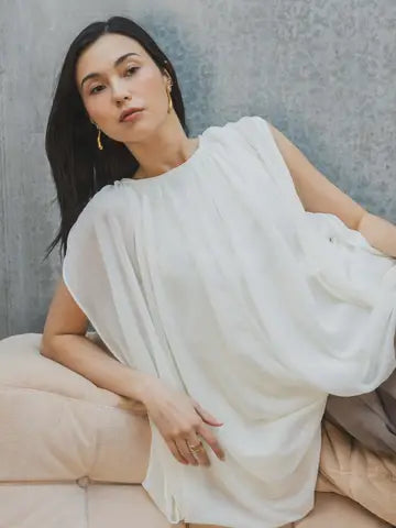 Blusa Fluida Plissada com Decote Redondo e Mangas Capa