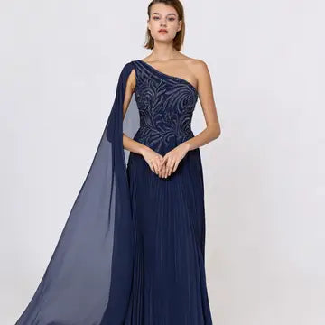 Vestido de Noite Assimétrico com Capa Fluida
