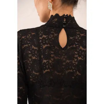 Blusa de Renda Gola Alta