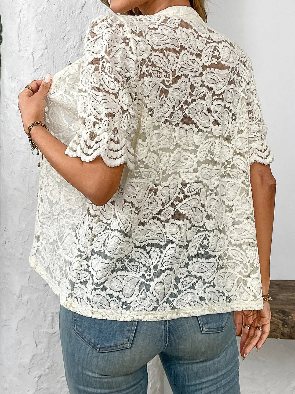 Camisa de renda com botões e mangas curtas
