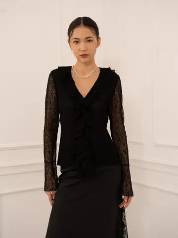 Blusa de Renda com Decote em V e Folhos