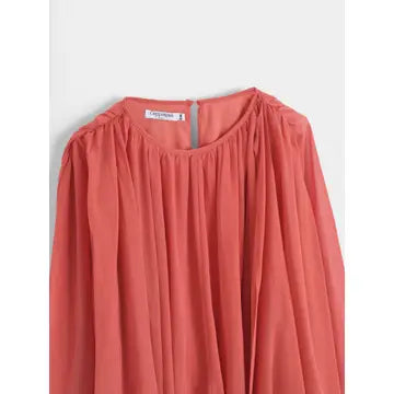 Blusa Fluida Plissada com Decote Redondo e Mangas Capa