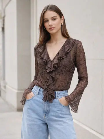 Blusa de Renda com Decote em V e Folhos