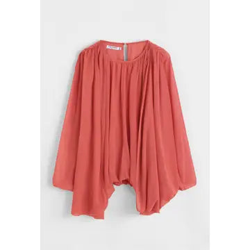 Blusa Fluida Plissada com Decote Redondo e Mangas Capa