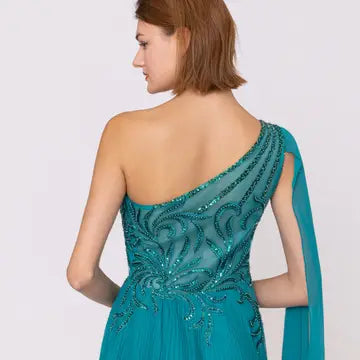 Vestido de Noite Assimétrico com Capa Fluida