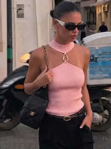 Top de Malha Canelada Rosa com Decote Halter e Fivela Metálica