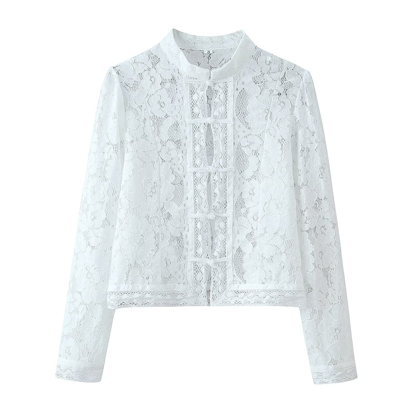 Camisa justa com gola alta em croché de renda, adornada com fivela