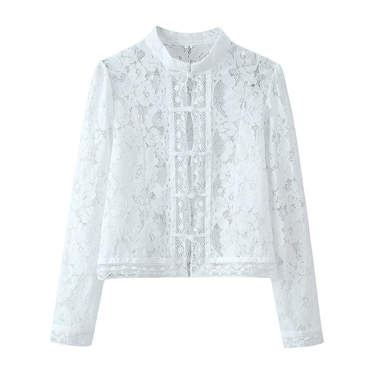 Camisa justa com gola alta em croché de renda, adornada com fivela