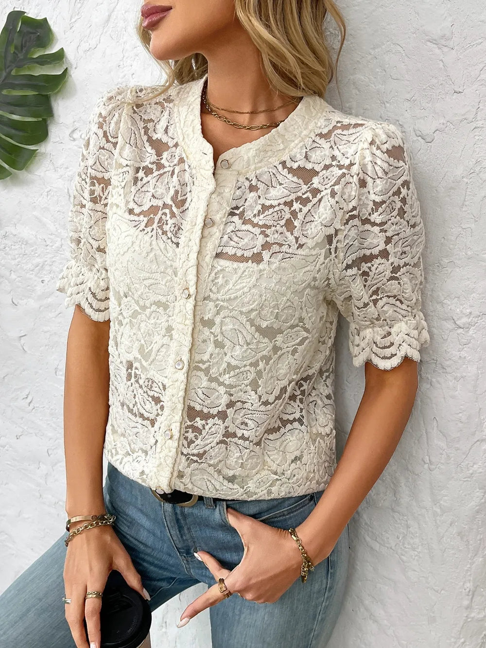 Camisa de renda com botões e mangas curtas