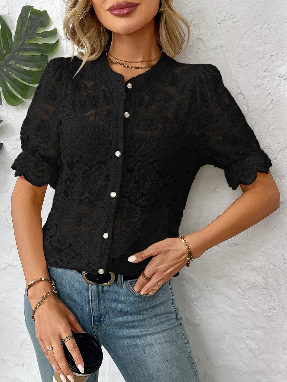 Camisa de renda com botões e mangas curtas