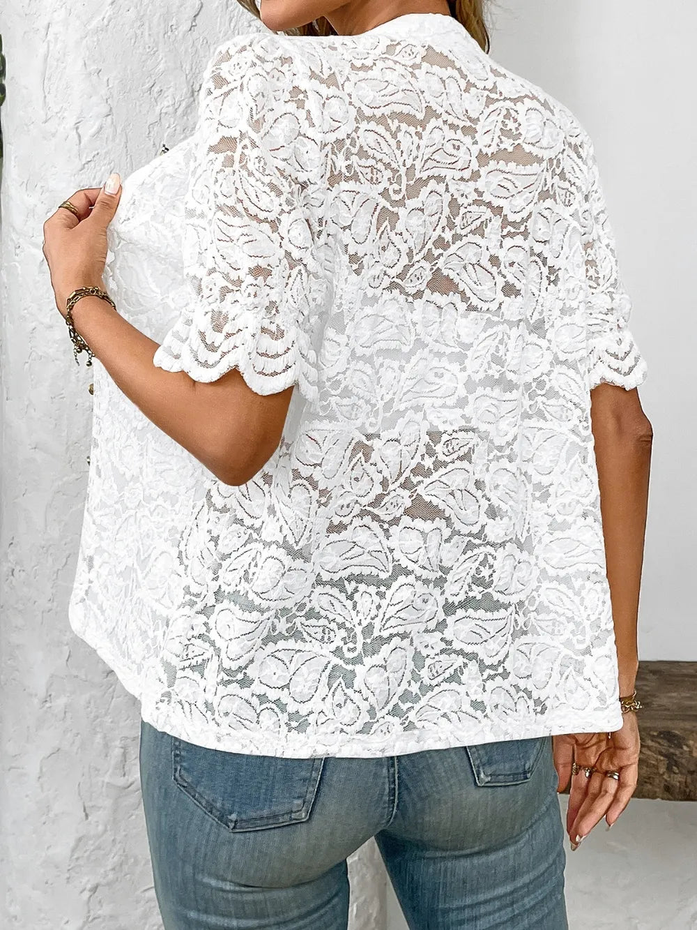 Camisa de renda com botões e mangas curtas