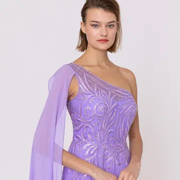Vestido de Noite Assimétrico com Capa Fluida