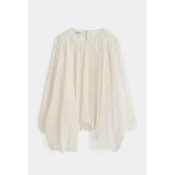 Blusa Fluida Plissada com Decote Redondo e Mangas Capa