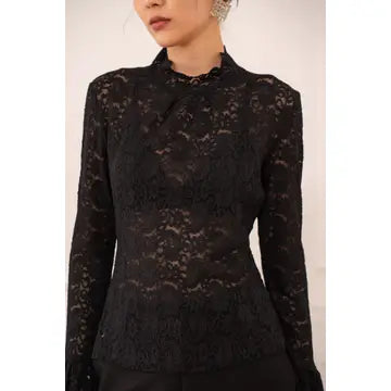 Blusa de Renda Gola Alta