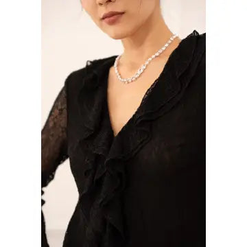 Blusa de Renda com Decote em V e Folhos