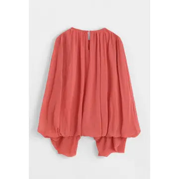 Blusa Fluida Plissada com Decote Redondo e Mangas Capa